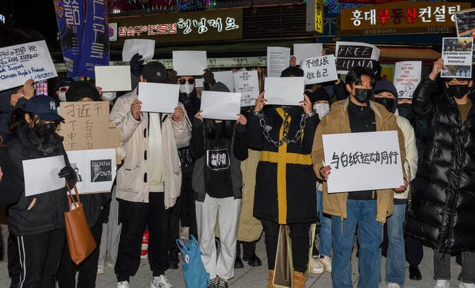 November 30, 2022, Seoul, South Korea: Protesters hold blank sheets of paper during a vigil commemorating victims of China s Covid Zero policy. Protesters took to the streets in multiple Chinese cities after a deadly apartment fire in Xinjiang province that sparked a national outcry as many blamed COVID restrictions for the deaths. Seoul South Korea - ZUMAs197 20221130_zaa_s197_115 Copyright: xKimxJae-Hwanx