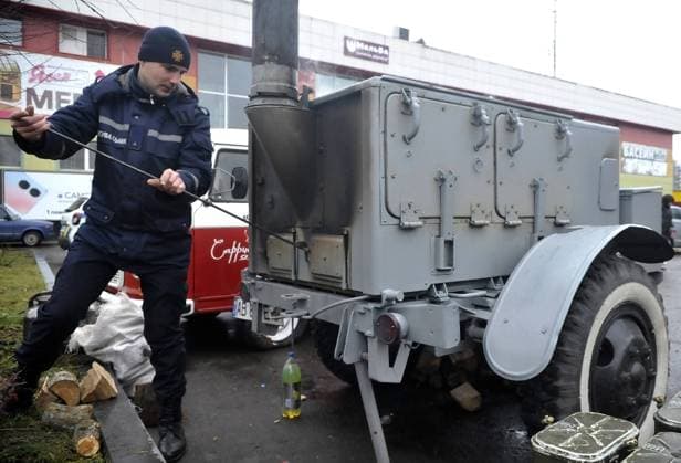 Warming shelters in Ladyzhyn LADYZHYN, UKRAINE - NOVEMBER 29, 2022 - A rescuer attends to a stove near a Point of Invincibility as a military emergency has been declared in the town following Russia s missile attack on the Ladyzhyn Thermal Power Plant, Ladyzhyn, Vinnytsia Region, western Ukraine. The Ladyzhyn Thermal Power Plant which supplies the town of Ladyzhyn with heat was shut down on November 23, the day of the recent massive Russian missile attack on Ukraine s critical infrastructure, cutting off 18,000 people from the heating supply. NO USE RUSSIA. NO USE BELARUS. Ladyzhyn Vinnytsia Region Ukraine  Copyright: xOleksandrxLapinx originalFilename: ukrinform-warmings221129_npRCt.jpg