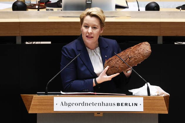 Bilder des Jahres, News 12 Dezember News Themen der Woche KW48 News Bilder des Tages Die Regierende Bürgermeisterin Franziska Giffey zeigt ein Einbürgerungsbrot im Abgeornetenhaus in Berlin am 1. Dezember 2022. Plenarsitzung im Abgeornetenhaus von Berlin *** Governing Mayor Franziska Giffey shows a naturalization bread at the Abgeornetenhaus in Berlin on December 1, 2022 plenary session at the Abgeornetenhaus of Berlin.