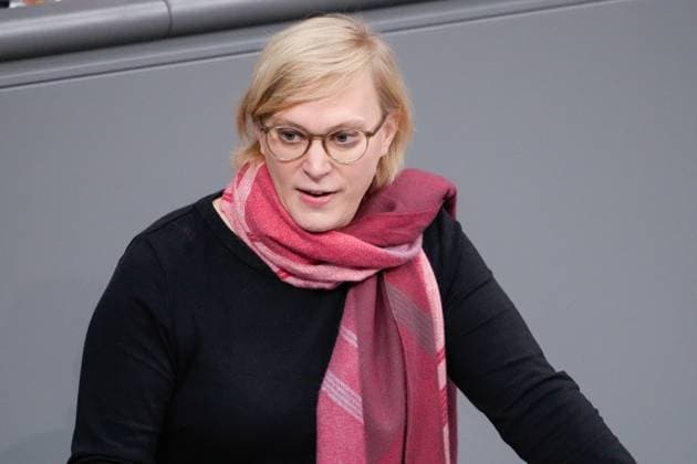 73. Bundestagssitzung und Debatte Aktuell,01.12.2022 Berlin, Nina Stahr von der Partei Buendnis 90 Die Gruenen im Portrait bei ihrer Rede zur Debatte Energiepreisbremse, Studierenden-Energiepreispauschale bei der 73. Sitzung des Deutschen Bundestag in Berlin Berlin Berlin Deutschland *** 73 Bundestag session and debate Current,01 12 2022 Berlin, Nina Stahr of the party Buendnis 90 Die Gruenen in portrait during her speech on the debate energy price brake, students energy price flat rate at the 73 session of the German Bundestag in Berlin Berlin Germany