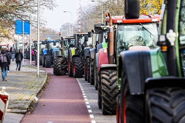 News Themen der Woche KW48 News Bilder des Tages ZWOLLE (ANP) - At least two people have been arrested at the start of a demonstration by farmers in front of the province of Overijssel in Zwolle. According to the police, they hindered officers from doing their job and did not listen to commands from the officers. ANP ROLAND HETIINK netherlands out - belgium out *** ZWOLLE ANP At least two people have been arrested at the start of a demonstration by farmers in front of the province of Overijssel in Zwolle According to the police, they hindered officers from doing their job and did not listen to commands from the officers ANP ROLAND HETIINK netherlands out belgium out  Copyright: xx x458675036x originalFilename: 458675036.jpg