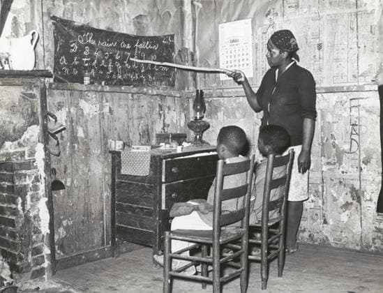 RECORD DATE NOT STATED Negro mother teaching children numbers and alphabet in home of sharecropper..., Jan 1939. Creators: Farm Security Administration, Russell Lee. Copyright:xHeritagexArt HeritagexImagesx IMAGO ,2940740 ! ACHTUNG: AUFNAHMEDATUM GESCHÄTZT!  Copyright:HeritagexArt HeritagexImagesx IMAGO
