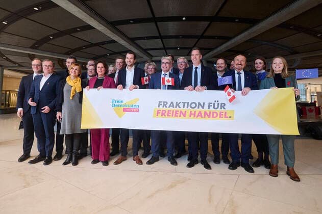 News Themen der Woche KW48 News Bilder des Tages Berlin, Statement und Bildtermin Christian Dürr, Johannes Vogel und Lukas Köhler zu CETA Fotoaktion nach dem Statement am 01.12.2022 des FDP-Fraktionsvorsitzenden Christian Dürr, des stellvertretenden FDP-Fraktionsvorsitzenden Lukas Köhler und des Ersten Parlamentarischen Geschäftsführers Johannes Vogel zur Ratifizierung des Transatlantischen Wirtschafts- und Handelsabkommens (CETA) auf der Fraktionsebene des Deutschen Bundestags in Berlin. Berlin Bundestag Berlin Deutschland *** Berlin, statement and photo opportunity Christian Dürr, Johannes Vogel and Lukas Köhler on CETA photo opportunity after the statement on 01 12 2022 of the FDP parliamentary group leader Christian Dürr, the deputy FDP parliamentary group leader Lukas Köhler and the