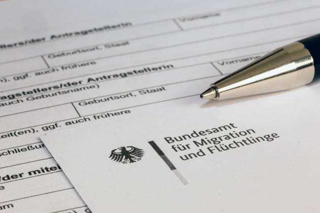 Symbolbild: Nahaufnahme eines Einwanderungstests vom Bundesamt für Migration und Flüchtlinge *** Symbol image close-up of an immigration test from the Federal Office for Migration and Refugees Copyright: xx