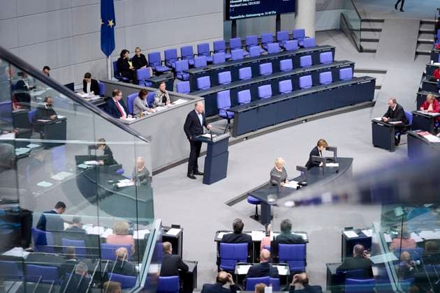 Plenarsitzung im Bundestag in Berlin Jürgen Trittin (Bündnis 90 Die Grünen) während der Sitzung des Deutschen Bundestags am 01.12.2022 in Berlin. Berlin Bundestag Berlin Deutschland *** Plenary session in the Bundestag in Berlin Jürgen Trittin Bündnis 90 Die Grünen during the session of the German Bundestag on 01 12 2022 in Berlin Berlin Bundestag Berlin Germany