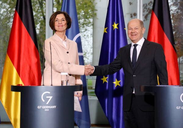 Prof. Jutta Allmendinger , Olaf Scholz, Bundeskanzler, Deutschland, Berlin, Bundeskanzleramt, Pressestatements des BK und Prof. Jutta Allmendinger anlässlich der Übergabe der Empfehlungen des Gender Equality Advisory Councils *** Prof Jutta Allmendinger , Olaf Scholz, Federal Chancellor, Germany, Berlin, Federal Chancellery, Press statements of the BK and Prof Jutta Allmendinger on the occasion of the handover of the recommendations of the Gender Equality Advisory Council.
