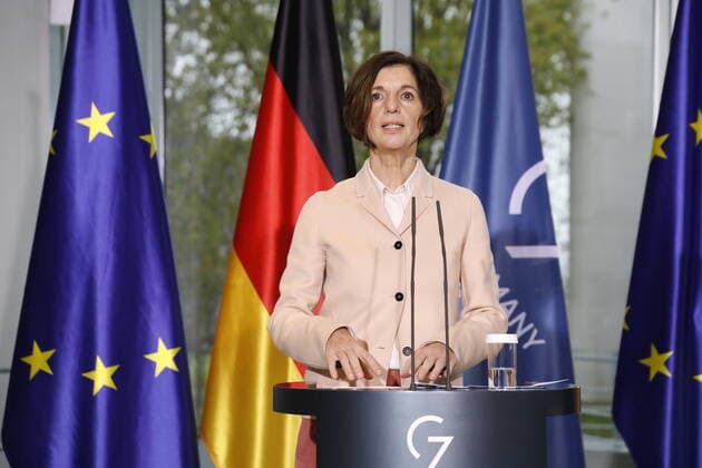 Prof. Jutta Allmendinger , Deutschland, Berlin, Bundeskanzleramt, Pressestatements des BK und Prof. Jutta Allmendinger anlässlich der Übergabe der Empfehlungen des Gender Equality Advisory Councils *** Prof Jutta Allmendinger , Germany, Berlin, Federal Chancellery, Press statements by the BK and Prof Jutta Allmendinger on the occasion of the handover of the recommendations of the Gender Equality Advisory Council.
