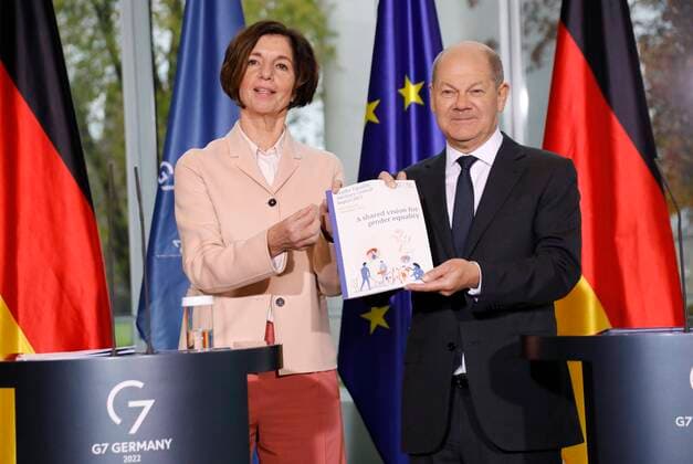 News Themen der Woche KW48 News Bilder des Tages Prof. Jutta Allmendinger , Olaf Scholz, Bundeskanzler, Deutschland, Berlin, Bundeskanzleramt, Pressestatements des BK und Prof. Jutta Allmendinger anlässlich der Übergabe der Empfehlungen des Gender Equality Advisory Councils *** Prof Jutta Allmendinger , Olaf Scholz, Federal Chancellor, Germany, Berlin, Federal Chancellery, Press statements of the BK and Prof Jutta Allmendinger on the occasion of the handover of the recommendations of the Gender Equality Advisory Council.