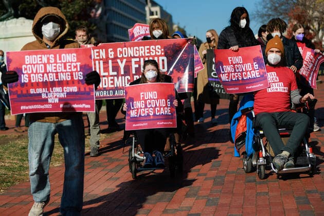 Healthcare Protest At White House On World AIDS Day Demonstrators gather outside of the White House in Washington, D.C. on World AIDS Day, December 1, 2022 for a protest hosted by The Myalgic Encephalomyelitis Action Network to demand equitable access to healthcare, including access to tests, treatment, and vaccines for people who are disabled and chronically ill, and to urge President Biden to renew the COVID Public Health Emergency in the U.S. beyond January 2023. Washington, D.C. United States  Copyright: xBryanxOlinxDozierx originalFilename: dozier-healthca221201_npWFP.jpg