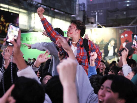 December 2, 2022, Tokyo, Japan - Japanese football fans celebrate Japan s victory at the FIFA World Cup in Qatar against Spain in Tokyo on Friday, December 2, 2022. Japan s national football team defeated Spain 2-1 at the FIFA World Cup preliminary round and advanced to the knock out stage.  , aflo_205283386.jpg,