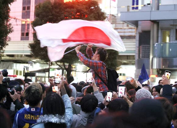 December 2, 2022, Tokyo, Japan - Japanese football fans celebrate Japan s victory at the FIFA World Cup in Qatar against Spain in Tokyo on Friday, December 2, 2022. Japan s national football team defeated Spain 2-1 at the FIFA World Cup preliminary round and advanced to the knock out stage.  , aflo_205283394.jpg,