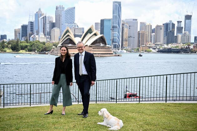 Bilder des Jahres, News 12 Dezember News Themen der Woche KW48 News Bilder des Tages SANNA MARIN AUSTRALIA VISIT, Prime Minister Anthony Albanese with his dog Toto, welcomes Prime Minister of the Republic of Finland Sanna Marin, during a visit to Australia at Kirribilli House, in Sydney, Friday, December 2, 2022. ( NO ARCHIVING, EDITORIAL USE ONLY, NO USE IN BOOKS WITHOUT CONSENT SYDNEY NSW AUSTRALIA  Copyright: xDANxHIMBRECHTSx 20221202001737837840