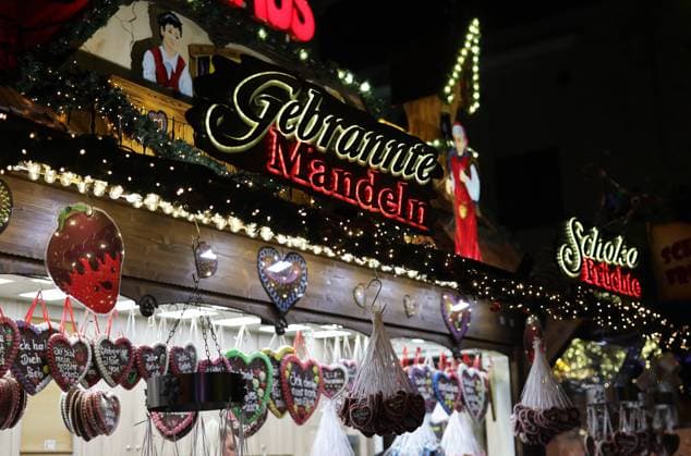 01.12.2022, Deutschland, NRW, Dortmund, Weihnachten, Advent, Weihnachtsmarkt, Weihnachtsmärkte, Stand mit gebrannten Mandeln, Lebkuchenherzen, Beleuchtung, NRW Deutschland *** 01 12 2022, Germany, NRW, Dortmund, Christmas, Advent, Christmas market, Christmas markets, booth with roasted almonds, gingerbread hearts, lighting, NRW Germany Copyright: xRalfxIbing SnowfieldxPhotographyx SF011222WeihnachtsbaumR15