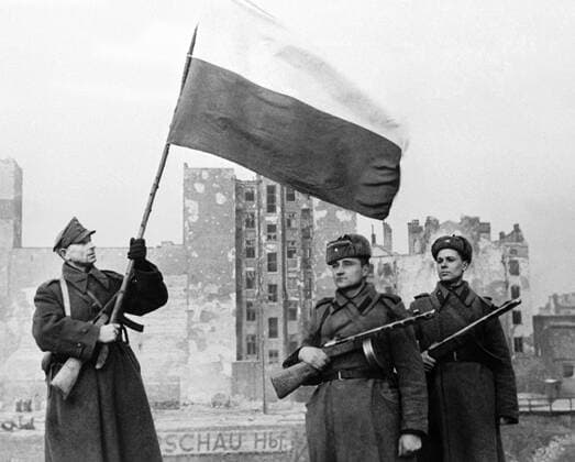 LIBERATED WARSAW FLAG 26444 17.01.1945 Soldiers of Wojsko Polske (left with flag) and Soviet Army (right) raising a flag in liberated Warsaw. Morozov Sputnik Warsaw Poland  Copyright: xMorozovx