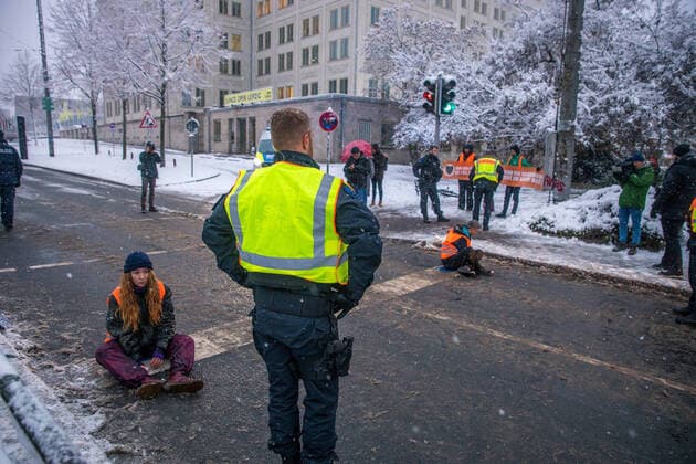 Bilder des Jahres, News 12 Dezember News Themen der Woche KW48 News Bilder des Tages Aktivisten der Klimabewegung Letzte Generation haben am Freitag Morgen den Georgiring vor der Oper in Leipzig blockiert. Die Polizei musste die Aktivisten von der Straße holen. *** Activists of the climate movement Last Generation blocked the Georgiring in front of the opera in Leipzig on Friday morning The police had to get the activists off the street