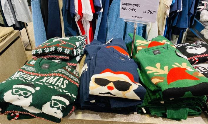 02.12.2022, Deutschland, NRW, Weihnachten, Handel, Bekleidung, Alle Jahre wieder - Weihnachtspullover in einem Bekleidungsgeschäft, Pullover, Strick, XMas, Weihnachtsmann, Nikolaus NRW Deutschland *** 02 12 2022, Germany, NRW, Christmas, trade, clothing, Every year Christmas sweaters in a clothing store, sweaters, knitwear, XMas, Santa Claus, Nicholas NRW Germany Copyright: xDoritxKerlekin SnowfieldxPhotographyx SF021222XmasD01