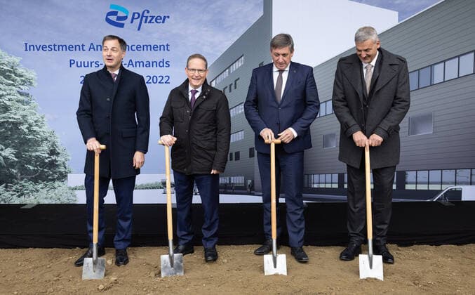 News Bilder des Tages Prime Minister Alexander De Croo, Pfizer Chief Global Supply Officer and Executive Vice President, Mike McDermott, Flemish Minister President Jan Jambon and Site leader Pfizer Manufacturing Belgium Luc Van Steenwinkel pictured during a press conference in the presence of the federal and Flemish government at the Pfizer pharmaceutical plant in Puurs, Friday 02 December 2022. The Pfizer Puurs plant is responsible for the launch of new medicines and vaccines. BENOITxDOPPAGNE 54513594