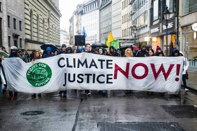 News Themen der Woche KW48 News Bilder des Tages Fridays for Future Demonstration in München Teilnehmer*innen mit Banner Klimagerechtigkeit Jetzt . Am 2. Dezember 2022 versammelten sich über 80 Teilnehmer*innen, um gemeinsam mit Fridays for Future für Klimagerechtigkeit und für den Erhalt von Lützerath, einem Dorf in NRW zu demonstrieren. Dieses soll für den Abbau von Kohle abgebaggert werden und damit würde auch die 1,5-Grad-Grenze fallen. -- Participants with banner Climate Justice Now . On 2nd December 2022, over 80 participants gathered together with Fridays for Future to demonstrate for climate justice and for the preservation of Luetzerath, a village in NRW. This village is to be mined for coal, which would mean that the 1.5 degree limit would fall. München Bayern Deu Copyright: xmufkinnphotosx