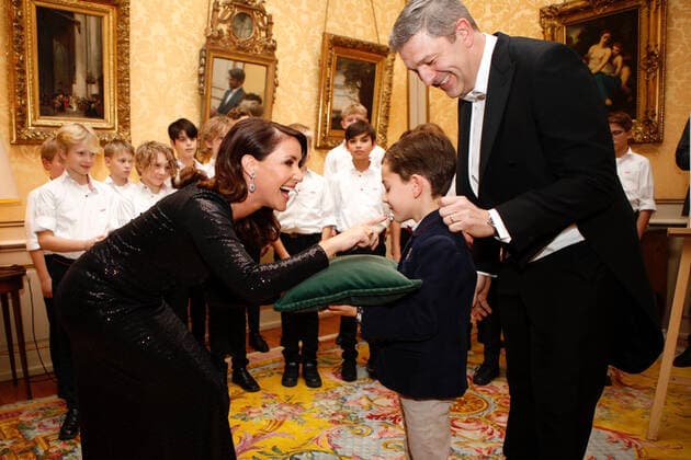 Bilder des Jahres, Entertainment 12 Dezember Entertainment Themen der Woche KW48 01-12-2022 Princess Marie receiving the medal of Arts and Letters from ambassador Christophe Parisot at a gala dinner at the French embassy in Copenhagen, in connection with the embassy 100-year location in the Thottske Mansion at Kongens Nytorv. Â  Copyright: xPPEx