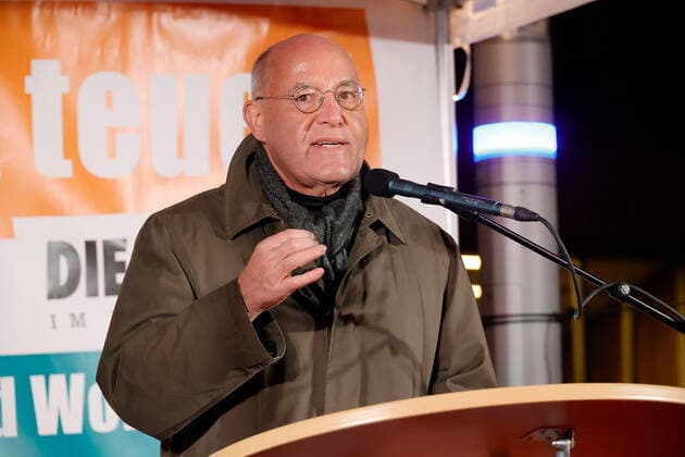 News Themen der Woche KW48 News Bilder des Tages Kundgebung_ Die Linke 02.12.2022, Chemnitz, Kundgebung Am Freitagnachmittag findet im Chemnitzer Stadthallenpark eine Kundgebung der Partei Die Linke statt. Unter dem Motto: Genug ist genug protestiert man gegen die gestiegenen Preise für Lebensmittel, Benzin, Energie und die Inflation. Hauptredner ist Gregor Gysi, der langjährige Vorsitzende der Bundestagsfraktion der Linken.Die Polizei ist mit einem Aufgebot vor Ort und sichert die Veranstaltung ab. Gregor Gysi spricht zu den Kundgebungsteilnehmern. Chemnitz Sachsen BRD *** Rally The Left 02 12 2022, Chemnitz, rally On Friday afternoon in the Chemnitz Stadthallenpark a rally of the party The Left takes place Under the motto Enough is enough one protests against the increased prices f