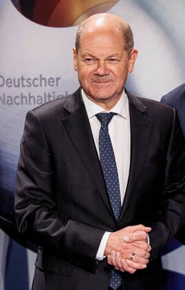 02.12.2022. Düsseldorf. Bundeskanzler Olaf Scholz bei der Verleihung zum 15. Deutschen Nachhaltigkeitspreis im Düsseldorfer Maritim Hotel. Düsseldorf Maritim Hotel Nordrhein-Westfalen Deutschland