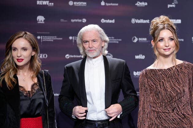 15. Deutscher Nachhaltigkeitspreis in Duesseldorf Hermann Buehlbecker mit Begleitung (links) und Anna Hiltrop (rechts) auf dem Roten Teppich auf dem 15. Deutscher Nachhaltigkeitspreis im Maritim Hotel in Duesseldorf Duesseldorf Nordrhein-Westfalen Deutschland