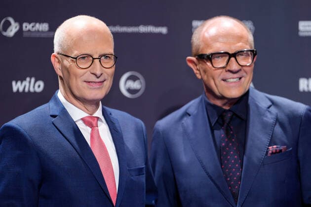 15. Deutscher Nachhaltigkeitspreis in Duesseldorf Dr. Peter Tschentscher der amtierende Praesident des Bundesrates mit Stefan Schulze-Hausmann, Vorstandsmitglied Deutscher Nachhaltigkeitspreis auf dem Roten Teppich auf dem 15. Deutscher Nachhaltigkeitspreis im Maritim Hotel in Duesseldorf Duesseldorf Nordrhein-Westfalen Deutschland