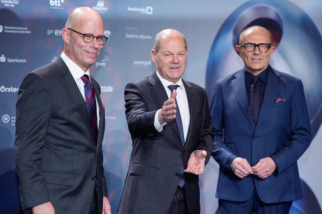 15. Deutscher Nachhaltigkeitspreis in Duesseldorf Prof. Dr. Guenther Bachmann, Olaf Scholz der Bundeskanzler der Bundesrepublik Deutschland und Stefan Schulze-Hausmann, Vorstandsmitglied Deutscher Nachhaltigkeitspreis auf dem Roten Teppich auf dem 15. Deutscher Nachhaltigkeitspreis im Maritim Hotel in Duesseldorf Duesseldorf Nordrhein-Westfalen Deutschland