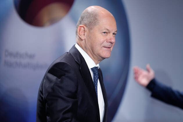15. Deutscher Nachhaltigkeitspreis in Duesseldorf Olaf Scholz der Bundeskanzler der Bundesrepublik Deutschland im Portrait auf dem Roten Teppich auf dem 15. Deutscher Nachhaltigkeitspreis im Maritim Hotel in Duesseldorf Duesseldorf Nordrhein-Westfalen Deutschland
