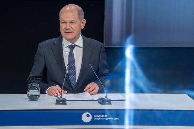 15. Deutscher Nachhaltigkeitspreis in Duesseldorf Olaf Scholz der Bundeskanzler der Bundesrepublik Deutschland im Portrait bei seiner Rede auf dem 15. Deutscher Nachhaltigkeitspreis im Maritim Hotel in Duesseldorf Duesseldorf Nordrhein-Westfalen Deutschland