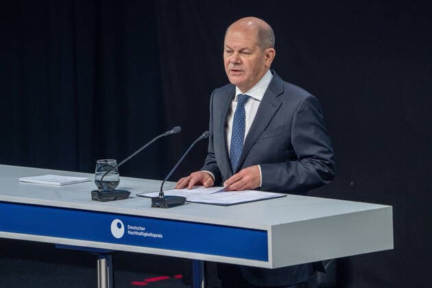 15. Deutscher Nachhaltigkeitspreis in Duesseldorf Olaf Scholz der Bundeskanzler der Bundesrepublik Deutschland im Portrait bei seiner Rede auf dem 15. Deutscher Nachhaltigkeitspreis im Maritim Hotel in Duesseldorf Duesseldorf Nordrhein-Westfalen Deutschland