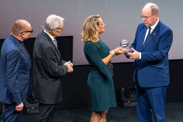 15. Deutscher Nachhaltigkeitspreis in Duesseldorf S.D. Fuerst Albert II. von Monaco bei der Verleihung des Ehrenpreises ueberreicht von Prof. Antje Boetius die Direktorin, Alfred-Wegener-Instituts, Leiterin der Brueckengruppe fuer Tiefseeoekologie und - Technologie und Klaus Toepfer und Stefan Schulze-Hausmann, Vorstandsmitglied Deutscher Nachhaltigkeitspreis auf dem 15. Deutscher Nachhaltigkeitspreis im Maritim Hotel in Duesseldorf Duesseldorf Nordrhein-Westfalen Deutschland