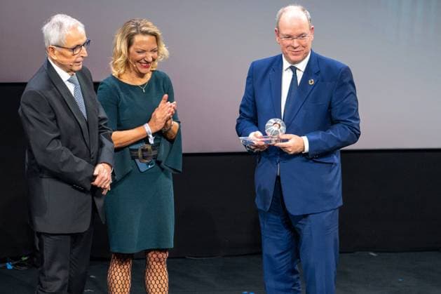15. Deutscher Nachhaltigkeitspreis in Duesseldorf S.D. Fuerst Albert II. von Monaco bei der Verleihung des Ehrenpreises ueberreicht von Prof. Antje Boetius die Direktorin, Alfred-Wegener-Instituts, Leiterin der Brueckengruppe fuer Tiefseeoekologie und - Technologie und den Deutscher Nachhaltigkeitspreis und Klaus Toepfer auf dem 15. Deutscher Nachhaltigkeitspreis im Maritim Hotel in Duesseldorf Duesseldorf Nordrhein-Westfalen Deutschland