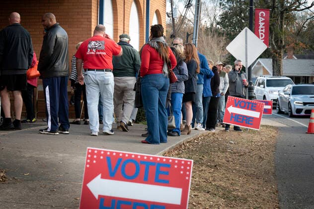 News Themen der Woche KW48 News Bilder des Tages December 2, 2022, Canton, Georgia, USA: Early voters in this heavily-Republican town stand in queue for more than 90 minutes Friday, the final day of pre-election-day voting for the stateÃ¢â‚¬â ¢s U.S. Senate runoff Dec. 6. Canton USA - ZUMAn03_ 20221202_zaf_n03_002 Copyright: xRobinxRaynex