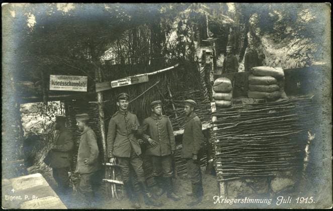 RECORD DATE NOT STATED Postcard of soldiers inside trenches, 1915. Soldiers in a command post installed in a trench in the town of Kriegers, during World War I, in July 1915. Copyright: xpiemagsx piebilovirtua05072022-506 !ACHTUNG AUFNAHMEDATUM GESCHÄTZT!