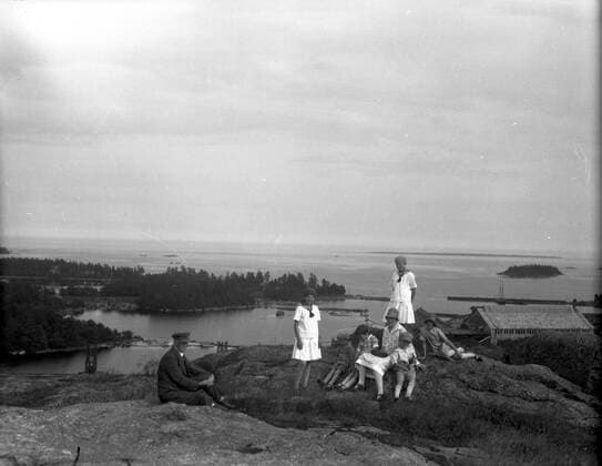 RECORD DATE NOT STATED Excursion with the driver indicates. The family sits on the mountain at Söderhamn s archipelago. Photo 1926. Utflykt med chauffören Anger. Familjen sitter pa berget vid Söderhamns skärgard. Foto 1926. Copyright: xpiemagsx pielansm06062022-4856 !ACHTUNG AUFNAHMEDATUM GESCHÄTZT!