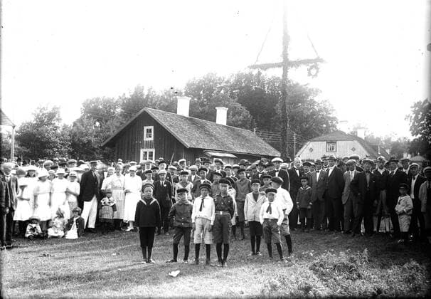 RECORD DATE NOT STATED Midsummer. For detailed personal list, see picture in the image archive, the Norrsundet collection. Vestin, Bernt Nyberg, Vijfors, Gusta Forsmark, Vattharn, Albert Englund, Wij, Gotthard Vestin, Solberg, Evert Källström, Hagalund, Erik AndrÃ n, Sjölöt, Rulle Larsson, Vattharn, Hilmer Thorell, Sjöl, Gustav Norell, Vatvin, Vatvin and Edvin and Edvin and Edvin and Edvin and Häckelsäng. Midsommar. För detaljerad personförteckning, se bild i Bildarkivet, Norrsundetsamlingen. Namngivna personer: Gösta TallÃ n, Abydal, Olle Danielsson, Edvin Sjölin, Abyn, Erik Sixtet, Norrsundet, Bengt Bengtsson, Norrsundet, Erik Axman, Sven Viklund, Häckelsäng, Henrik Lindblad, Hagalund, Kalle Olsson, Häckelsäng, Holger Bolin, Abyn, Valdemar Ves Copyright: xpiemagsx pielansm06062022-8362 !ACHTUNG AUFNAHMEDATUM GESCHÄTZT!