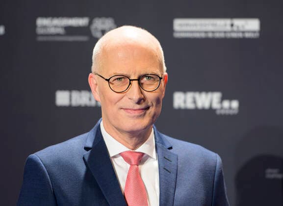 Dr. Peter TSCHENTSCHER (Praesident des Bundesrates, Erster Baergermeister von Hamburg), Verleihung Deutscher Nachhaltigkeitspreis am 02.12.2022 in Duesseldorf Deutschland.