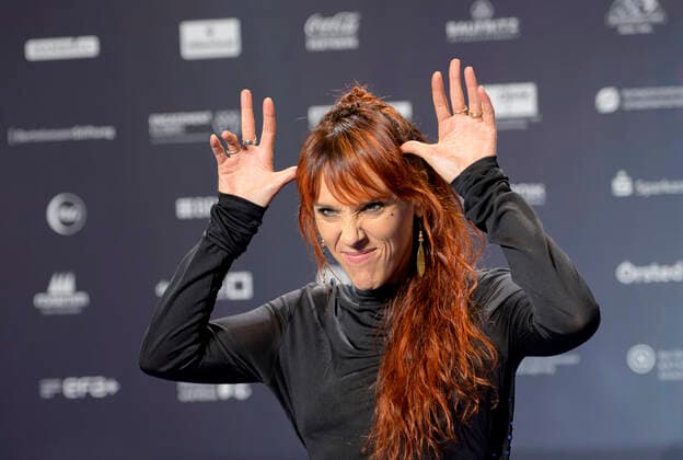 ZAZ, Saengerin, Ehrenpreistraegerin, Gestik, Geste, Verleihung Deutscher Nachhaltigkeitspreis am 02.12.2022 in Duesseldorf Deutschland.