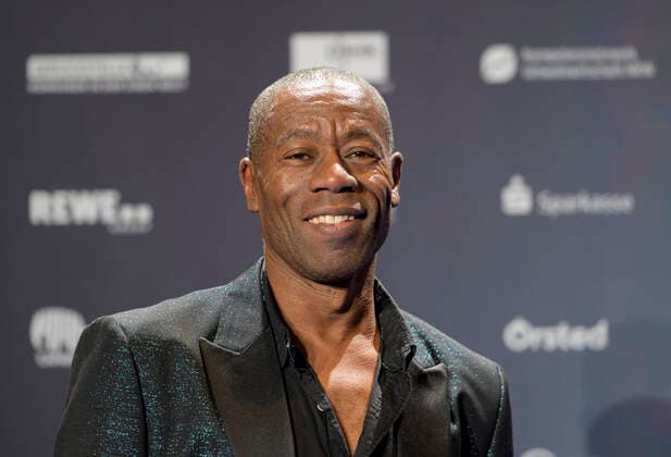 Andrew ROACHFORD, Saenger, Verleihung Deutscher Nachhaltigkeitspreis am 02.12.2022 in Duesseldorf Deutschland.