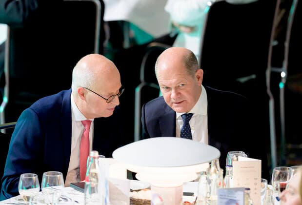 Bundeskanzler Olaf SCHOLZ mit Dr. Peter TSCHENTSCHER l. (Praesident des Bundesrates, Erster Baergermeister von Hamburg), Verleihung Deutscher Nachhaltigkeitspreis am 02.12.2022 in Duesseldorf Deutschland.