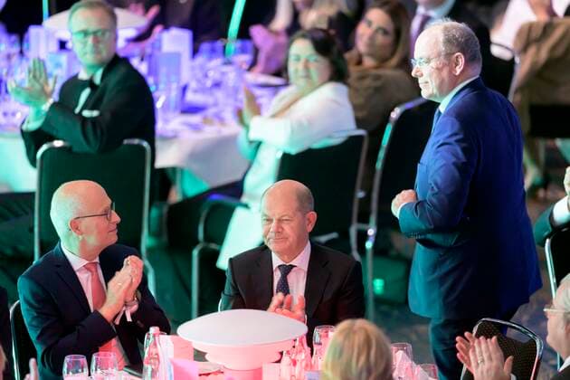 Bundeskanzler Olaf SCHOLZ mit Dr. Peter TSCHENTSCHER l. (Praesident des Bundesrates, Erster Baergermeister von Hamburg), dahinter S.D. Fuerst Albert II. von Monaco, Ehrenpreistraeger Verleihung Deutscher Nachhaltigkeitspreis am 02.12.2022 in Duesseldorf Deutschland.