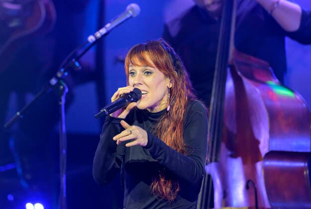 ZAZ, Saengerin, Ehrenpreistraegerin, singt, Verleihung Deutscher Nachhaltigkeitspreis am 02.12.2022 in Duesseldorf Deutschland.
