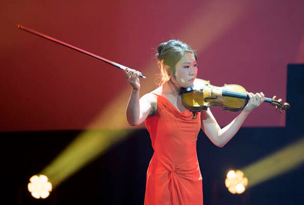 Tianwa YANG, Violinistin, spielt Geige, Verleihung Deutscher Nachhaltigkeitspreis am 02.12.2022 in Duesseldorf Deutschland.