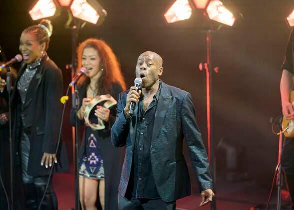 Andrew ROACHFORD, Saenger, singt, Verleihung Deutscher Nachhaltigkeitspreis am 02.12.2022 in Duesseldorf Deutschland.