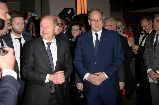 Olaf Scholz und Fürst Albert II. von Monaco bei der Verleihung des 15. Deutschen Nachhaltigkeitspreises 2022 im Maritim Hotel. Düsseldorf, 02.12.2022