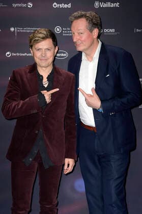 Michael Patrick Kelly und Eckart von Hirschhausen bei der Verleihung des 15. Deutschen Nachhaltigkeitspreises 2022 im Maritim Hotel. Düsseldorf, 02.12.2022