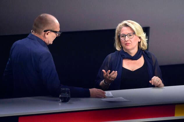Stefan Schulze-Hausmann und Svenja Schulze bei der Verleihung des 15. Deutschen Nachhaltigkeitspreises 2022 im Maritim Hotel. Düsseldorf, 02.12.2022