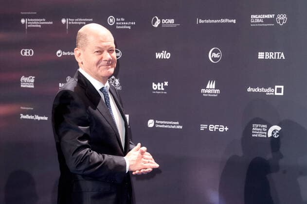 Deutscher Nachhaltigkeitspreis 2022 Bundeskanzler Olaf Scholz auf dem roten Teppich bei der Verleihung des Deutschen Nachhaltigkeitspreises im Maritim Hotel in Düsseldorf. Copyright: xEventpressxGolejewskix