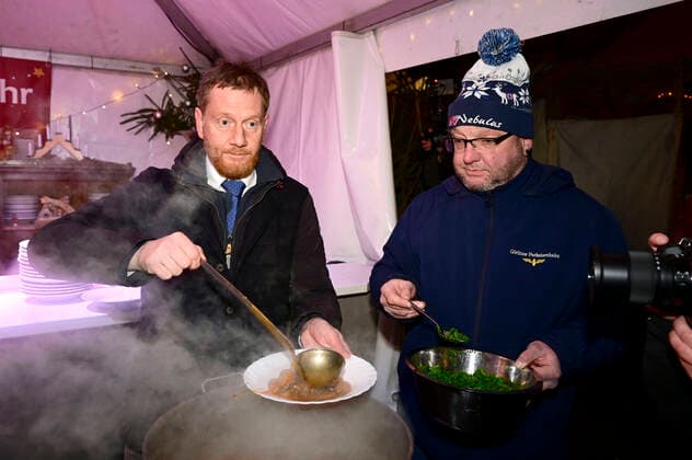 News Themen der Woche KW48 Michael Kretschmer und Parkeisenbahnchef Daniel Schölzel beim Charity-Kochen unter dem Motto 17 Tage! 17 Essen! zu Gunsten des Tierheim Krambambuli Görlitz und der Oldtimer Parkeisenbahn Görlitz auf dem Christkindelmarkt. Görlitz, 02.12.2022 *** Michael Kretschmer and Parkeisenbahnchef Daniel Schölzel at the charity cooking under the motto 17 days 17 meals in favor of the animal shelter Krambambuli Görlitz and the Oldtimer Parkeisenbahn Görlitz at the Christkindelmarkt Görlitz, 02 12 2022 Foto:xM.xWehnertx xFuturexImage